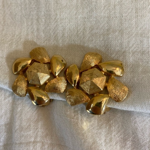 Emmons Vintage Textured & Shiny‎ Finished Clip on Earrings - Picture 3 of 6